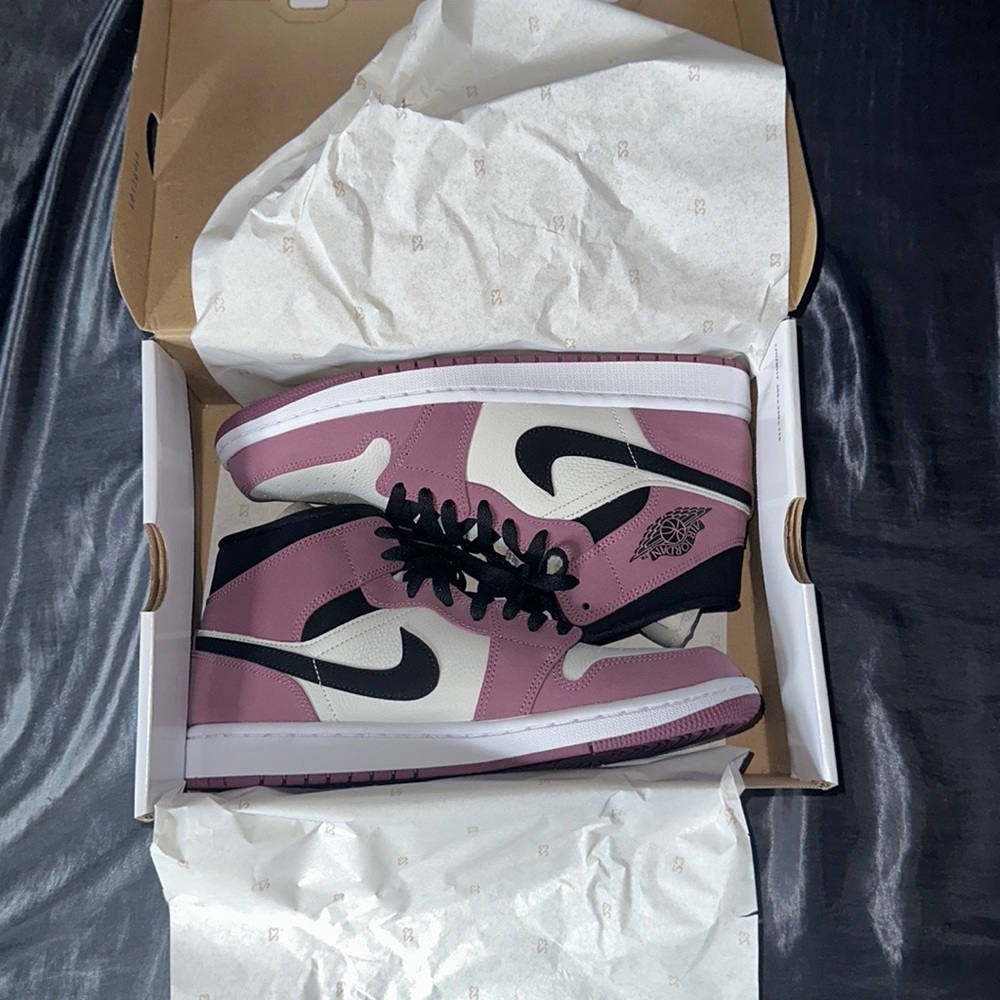 Jordan 1 Mid SE Light Mulberry